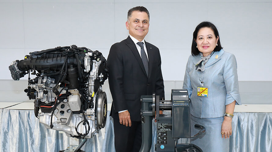 Mr. César Badilla (left), Director Aftersales, BMW Group Thailand and Dr. Nualanong Thumjaroen (right), Director, Chitralada Vocational School Mr. César Badilla (left), Director Aftersales, BMW Group Thailand and Dr. Nualanong Thumjaroen (right), Director, Chitralada Vocational School